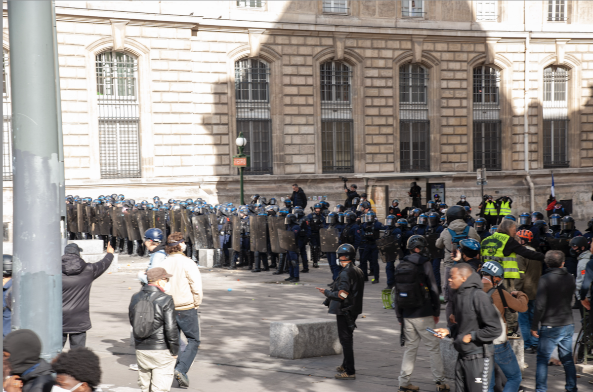 Les CRS viennent au contact. La manifestation va bientôt changer de visage - © Reflets