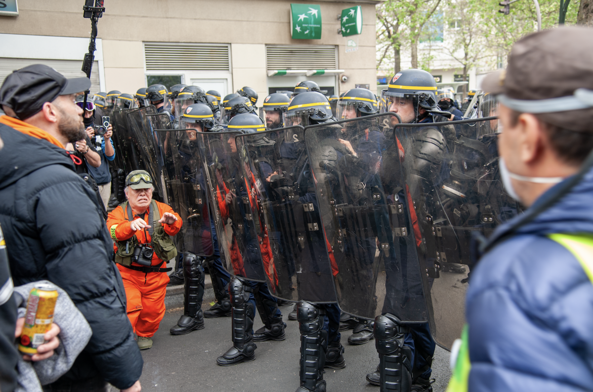 Les forces de l'ordre créent une mini nasse à l'arrivée à la Bastille. Plus personne ne peut bouger ou presque. - © Reflets