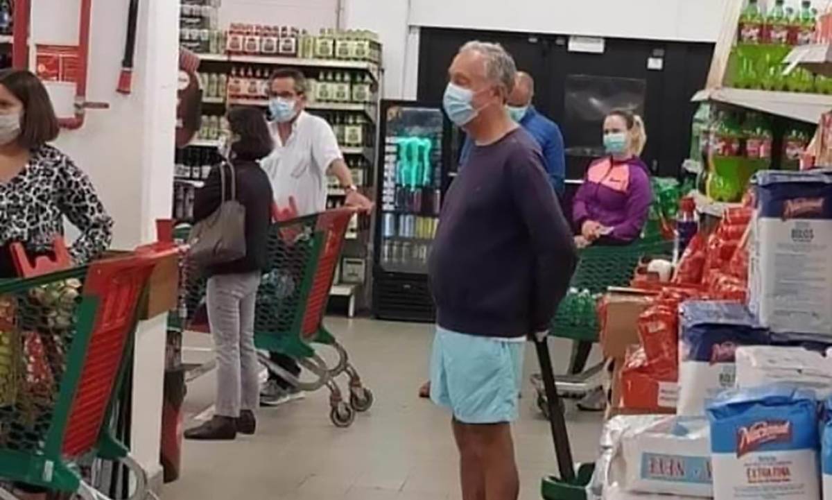 Le président du Portugal, Marcelo Rebelo de Sousa faisant ses courses au supermarché