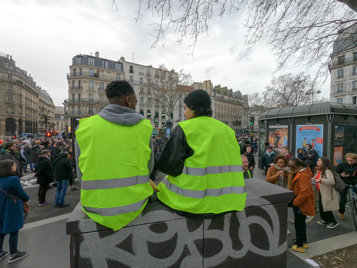 A Bastille, deux jeunes observent le peuple en colère - © Reflets