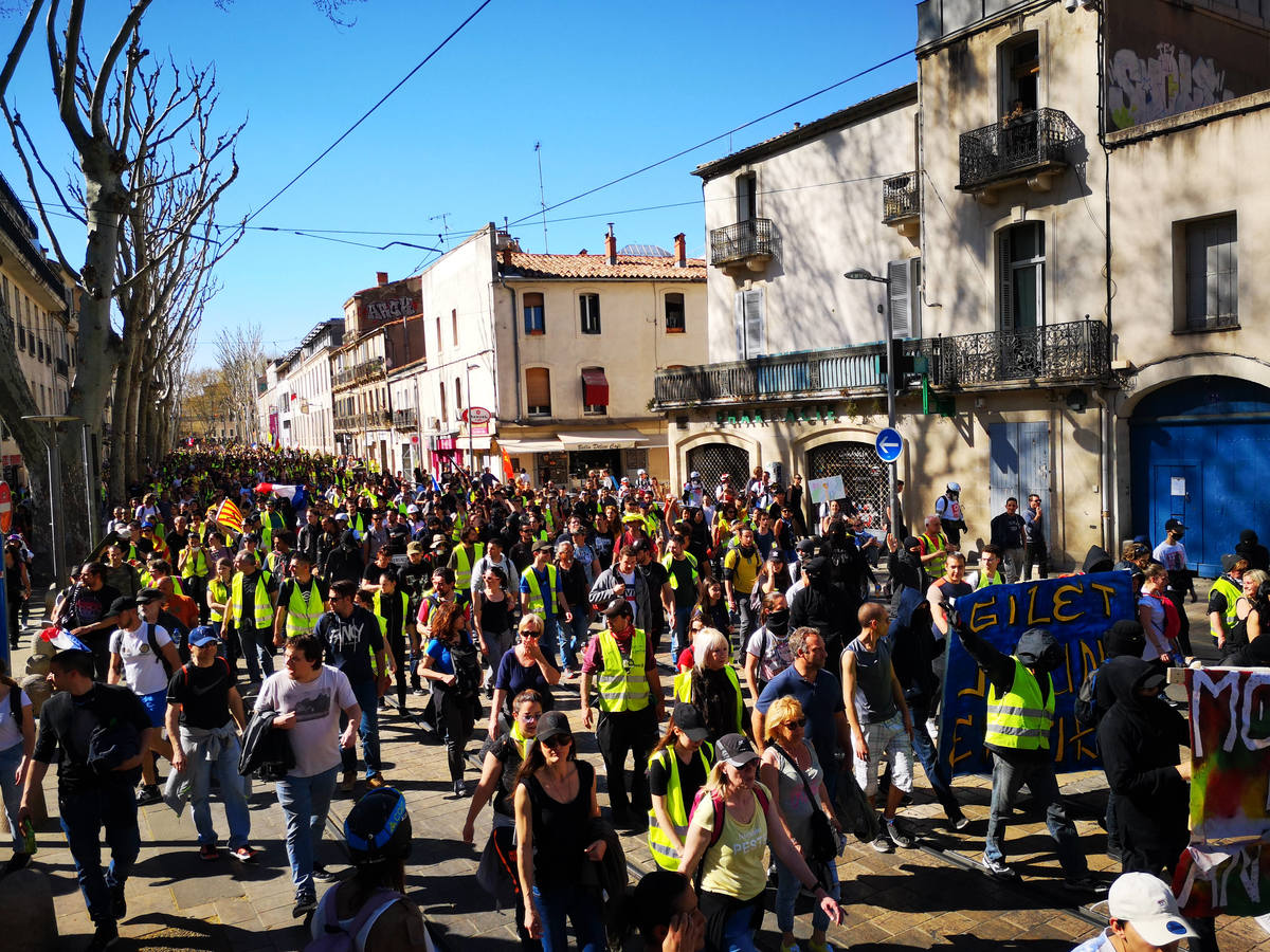 Le cortège des gilets jaunes de l'acte 19 arpente joyeusement les rues de Montpellier - Reflets