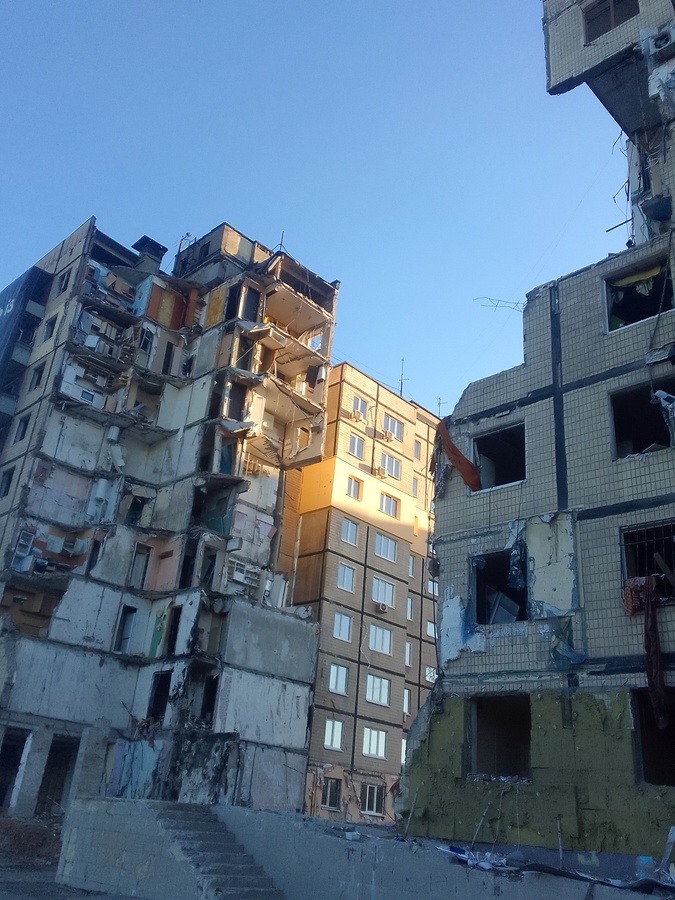 La vie s'est brutalement arrêté dans cet immeuble de Dnipro touché de plain fouet par un missile. Plus de 30 personnes ont été tuées.