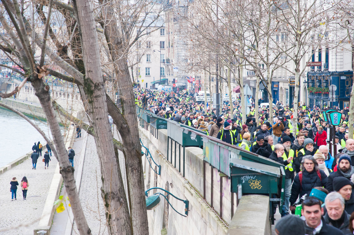La manifestation grossit en se dirigeant vers l'Assemblée. Les quais seront remplis de gilets jaunes de Notre-Dame jusqu'au Musée d'Orsay. - © Reflets