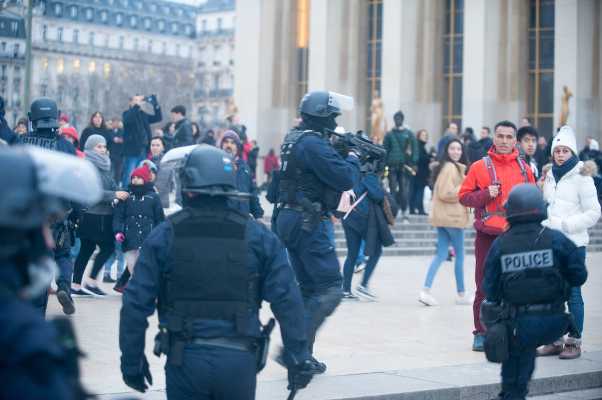 Les policiers exfiltrent les personnes arrêtés sous les yeux incrédules des touristes qui sont pointés avec les LBD 40 - © Reflets