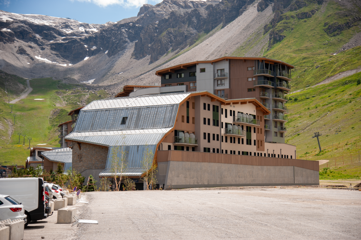 L'énorme bâtiment du nouveau Club Med brille par des formes peu agréables à l'oeil - © Reflets