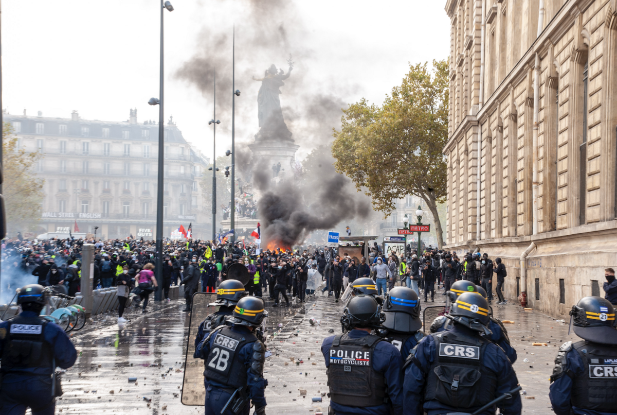 Peu à peu, le niveau de violence monte des deux côtés - © Reflets