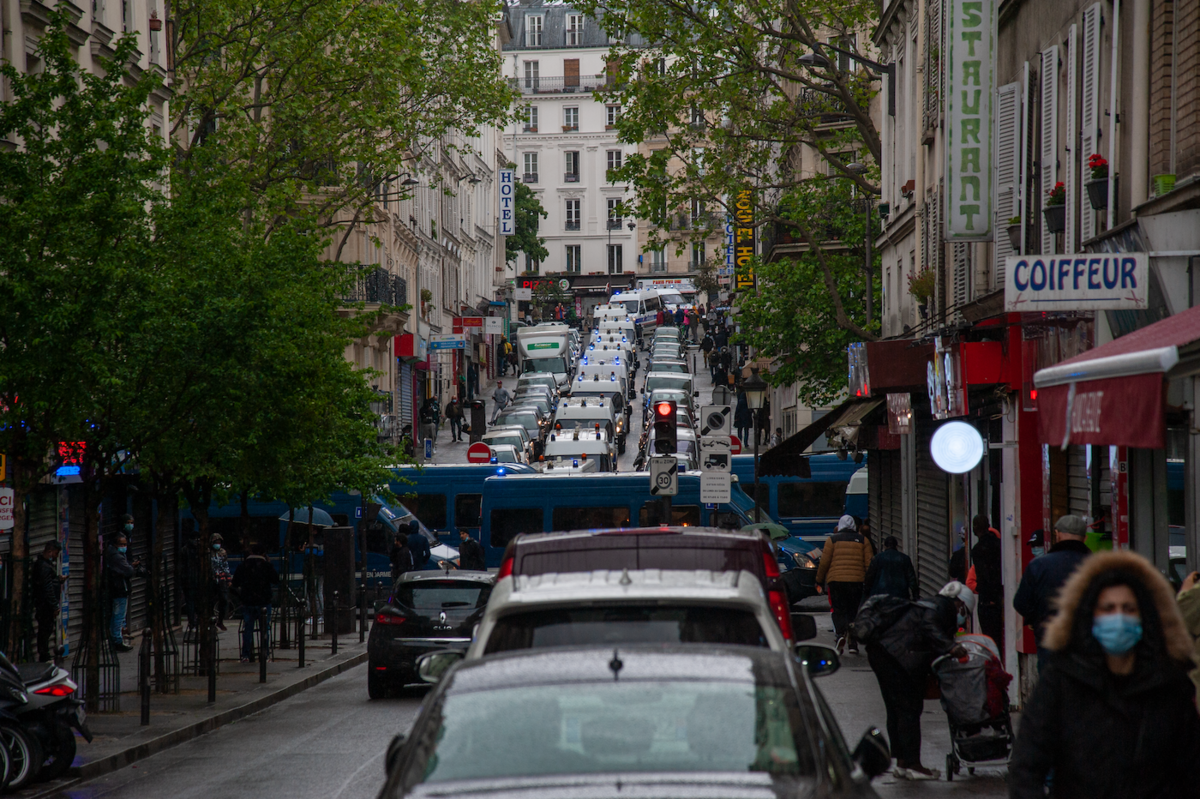 Exemple de rue bouchée par des dizaines de camions. La situation était similaire sur le boulevard Magenta de Barbès à République... - © Reflets
