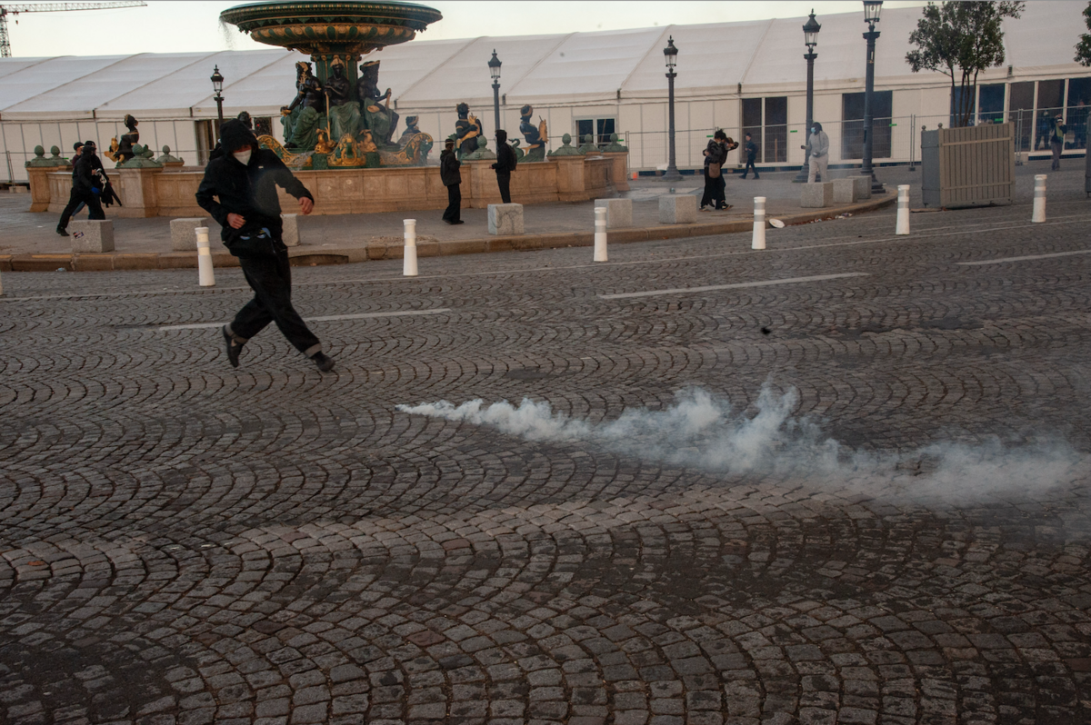 Partout, les manifestants gèrent les palets de gaz. Ils les renvoient vers les forces de l'ordre. Le 17 octobre, le vent jouait constamment contre les FDO - © Reflets