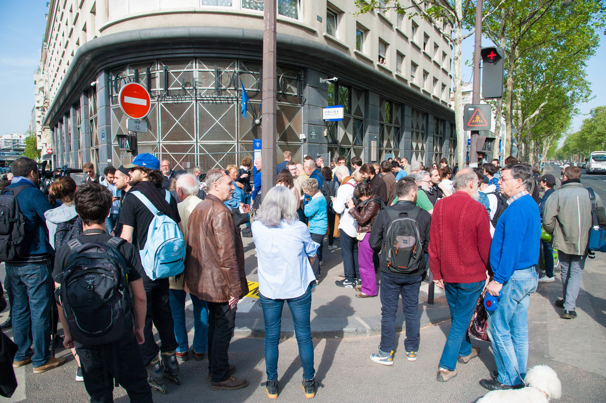 Une centaine de personnes étaient présente dès 10h du matin devant le commissariat. - © Reflets