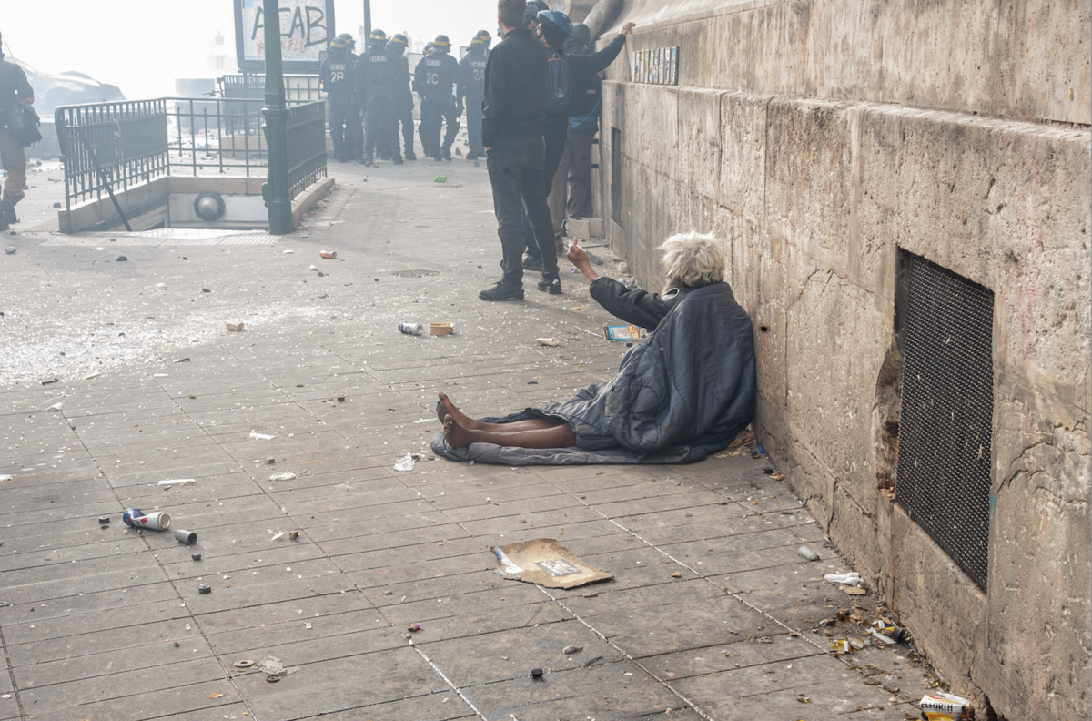 Cet homme n'a pas bougé pendant tous les affrontements rue du Faubourg du temple qui ont pourtant duré très longtemps - © Reflets