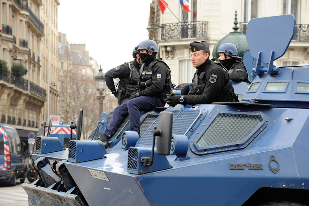 Les Champs Elysées, c'est non. D'ailleurs, les blindés sont déjà là et les policiers semblent s'ennuyer ferme. - © Reflets
