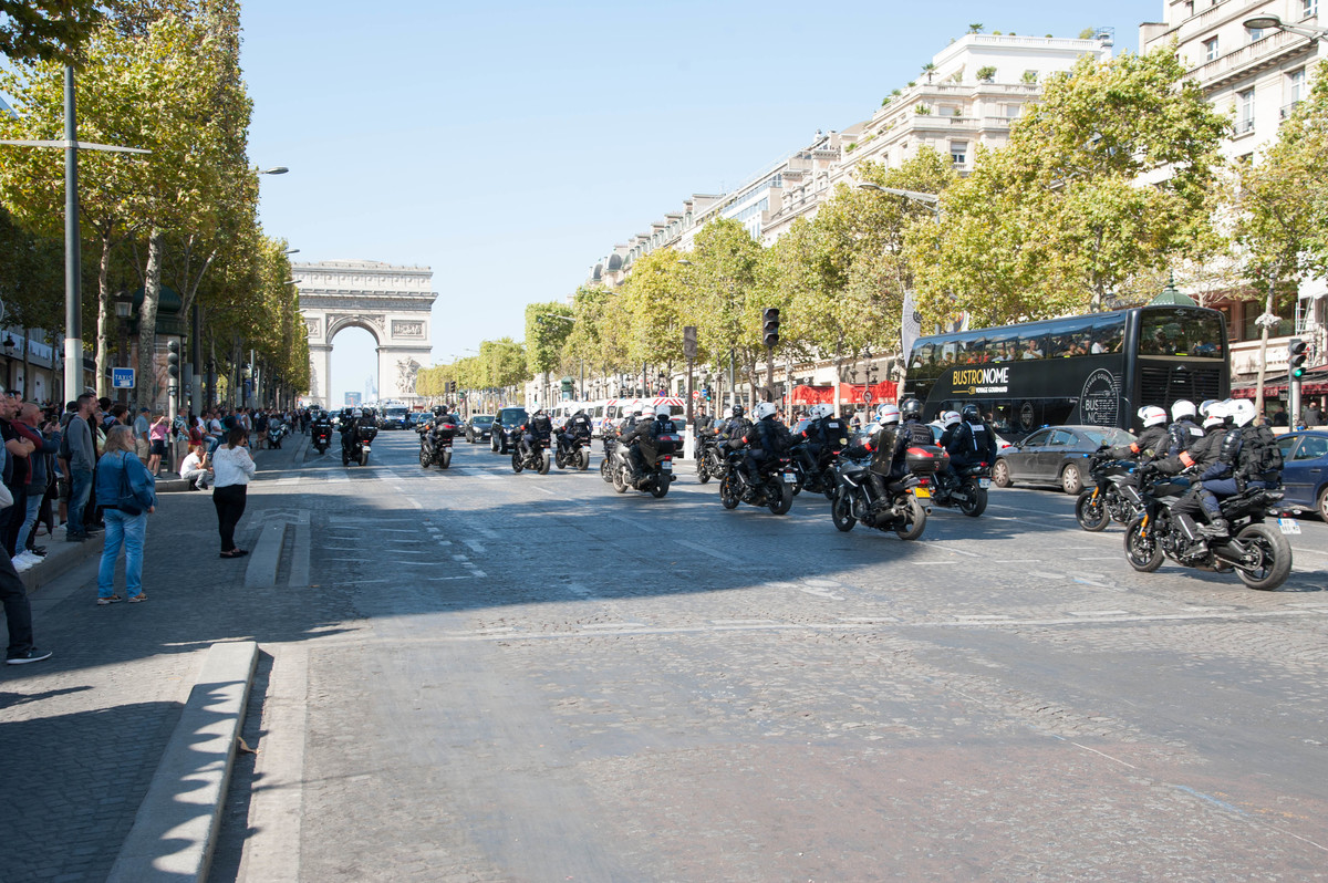 Les voltigeurs, déjà présents à la Madeleine à 9h, ont beaucoup circulé, sur les Champs, mais aussi autour de la marche pour le climat. Vroum-vroum... - © Reflets