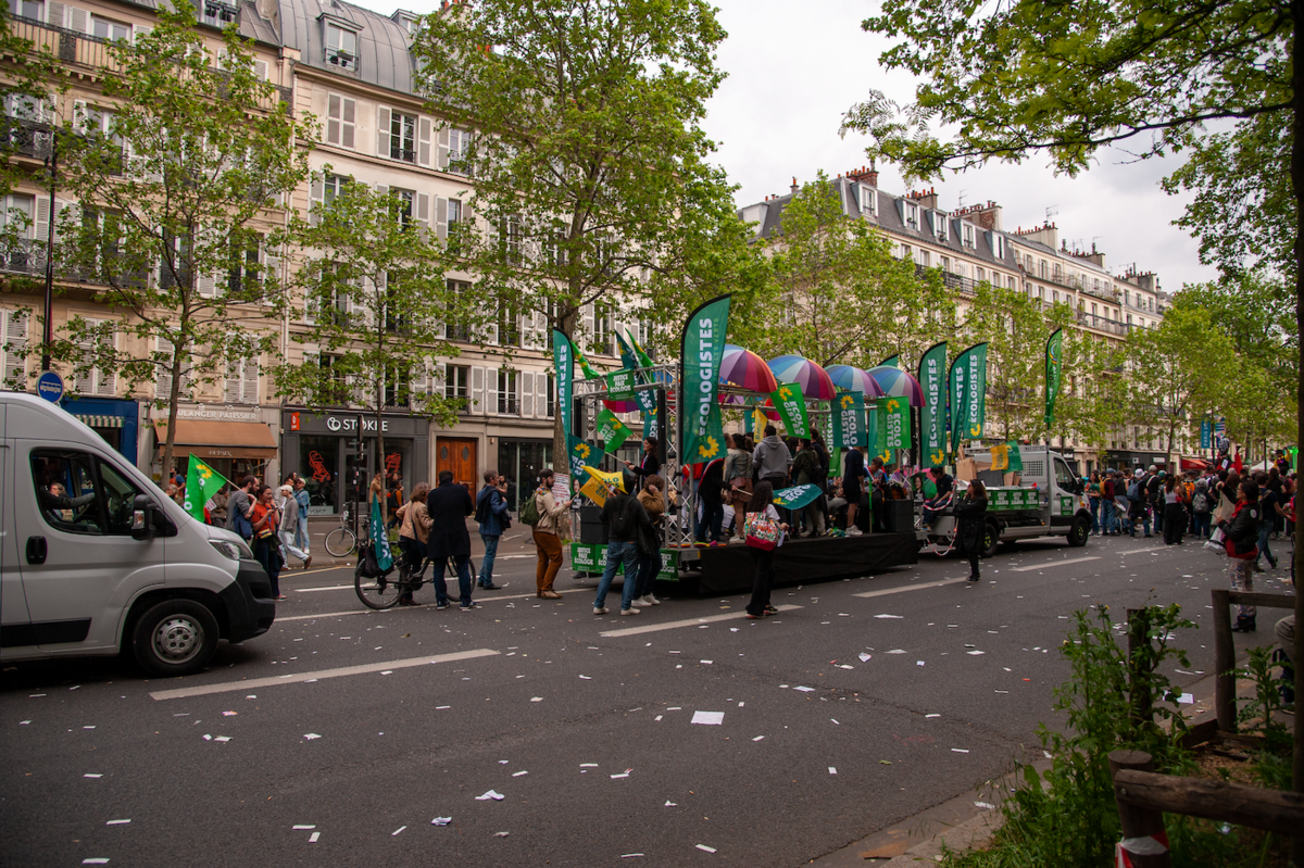 Fin de cortège : sept personnes autour du camion des écologistes... Un peu triste. - © Reflets