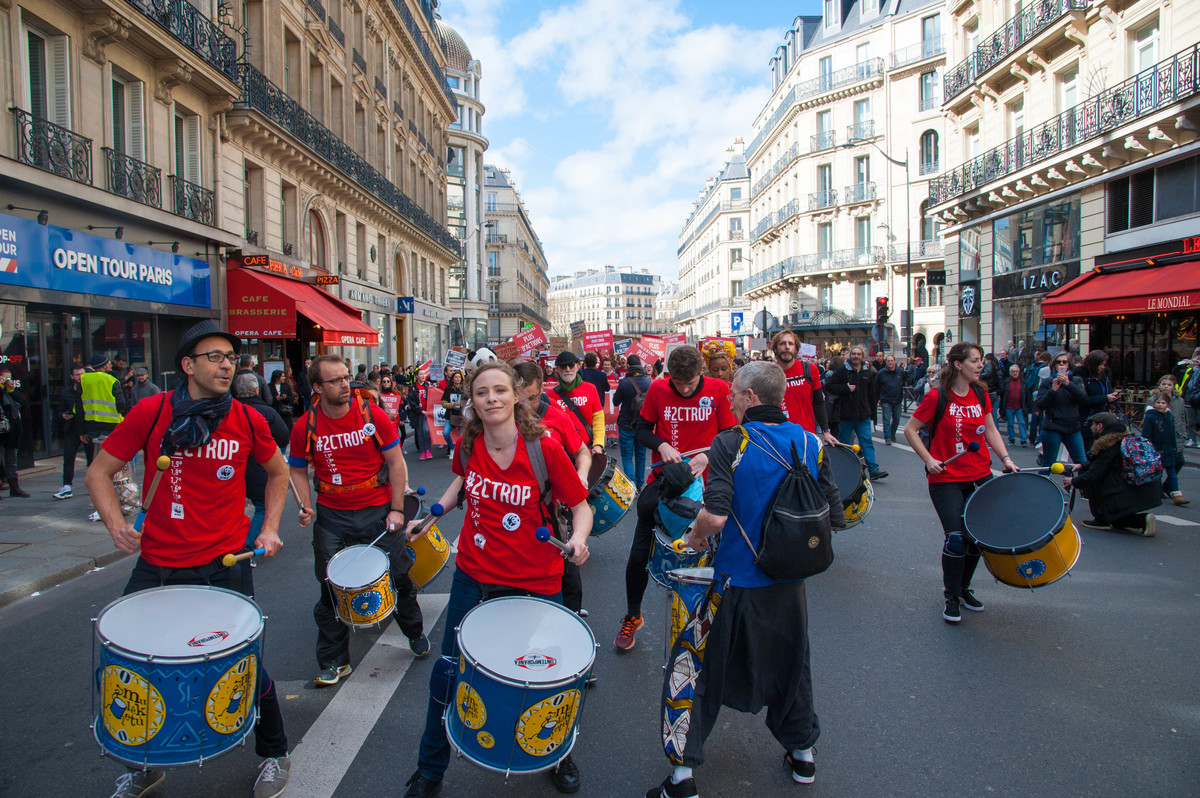 Dans la marche, une fanfare de tambours rythme le défilé. - © Reflets