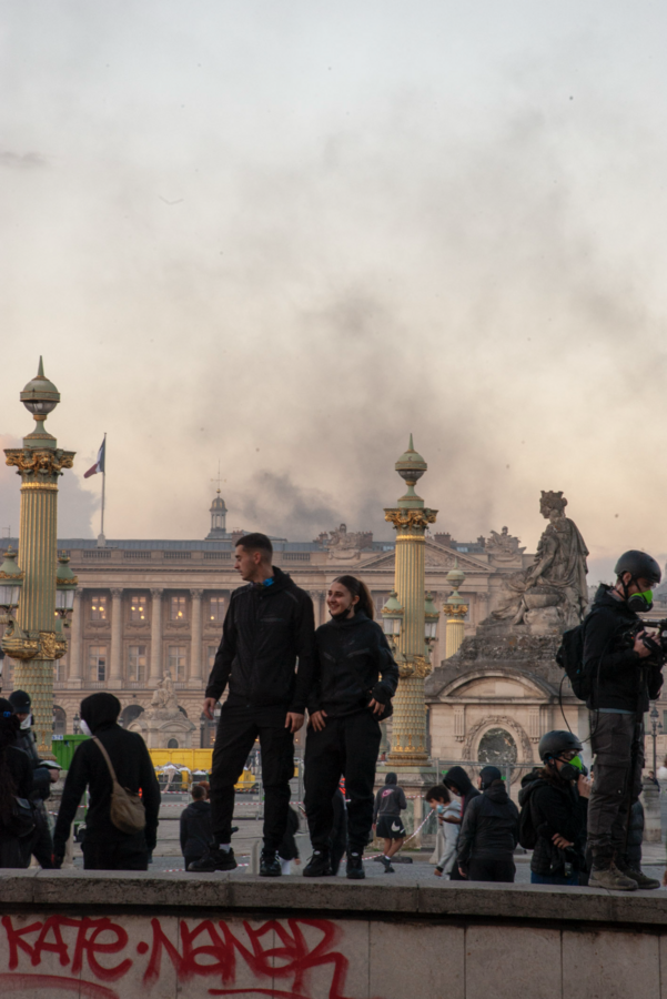 Deux jeunes manifestants avec en fond, les barricades qui brûlent dans le quartier de la Madeleine  - © Reflets