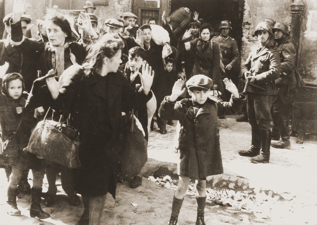 Insurrection du ghetto de Varsovie, avril-mai 1943. Photographie extraite du rapport de mai 1943 de Jürgen Stroop à Himmler.  - Wikipedia 