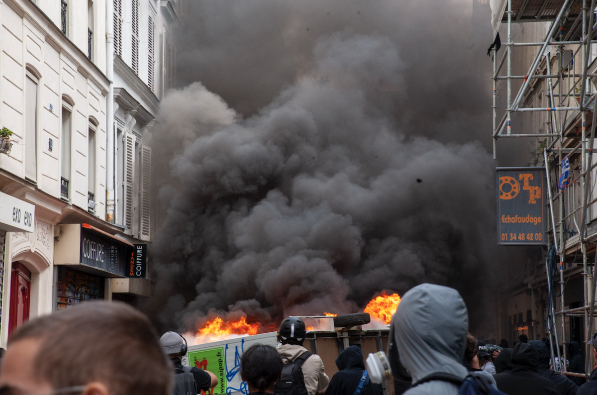 Un peu plus loin, dans une rue adjacente c'est une cahute de chantier qui brule à quelques centimètres des habitations - © Reflets