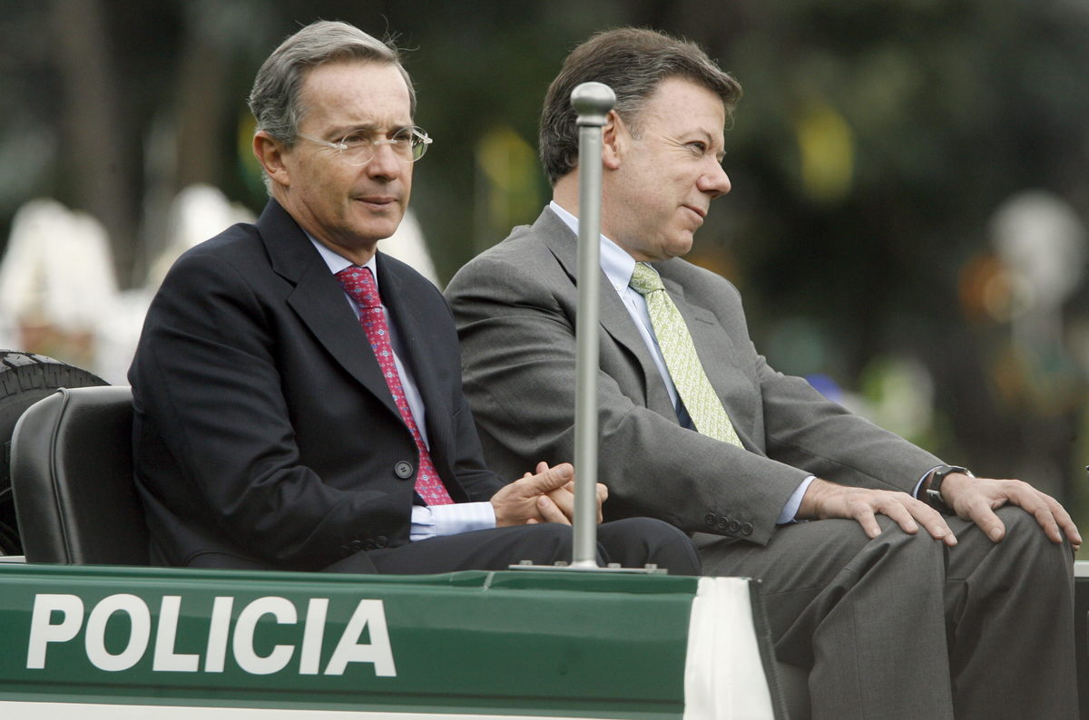 A gauche Alvaro Uribe, président entre 2002 et 2010. A droite Juan Manuel Santos, président entre 2010 et 2018. - El Politico
