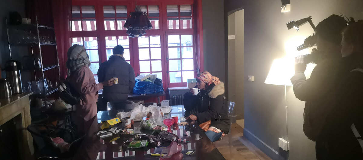 Avec la bonne nouvelle de l'expulsion repoussée, les occupantes s'accordent une boisson chaude alors que les chants continuent à l’extérieur. - © Reflets