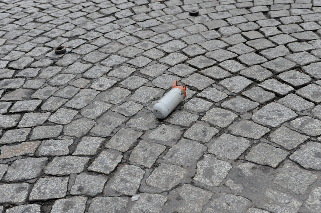 Très vite, les pavés sont jonchés de grenades lacrymos, de palets de grenades de désencerclement... - © Reflets
