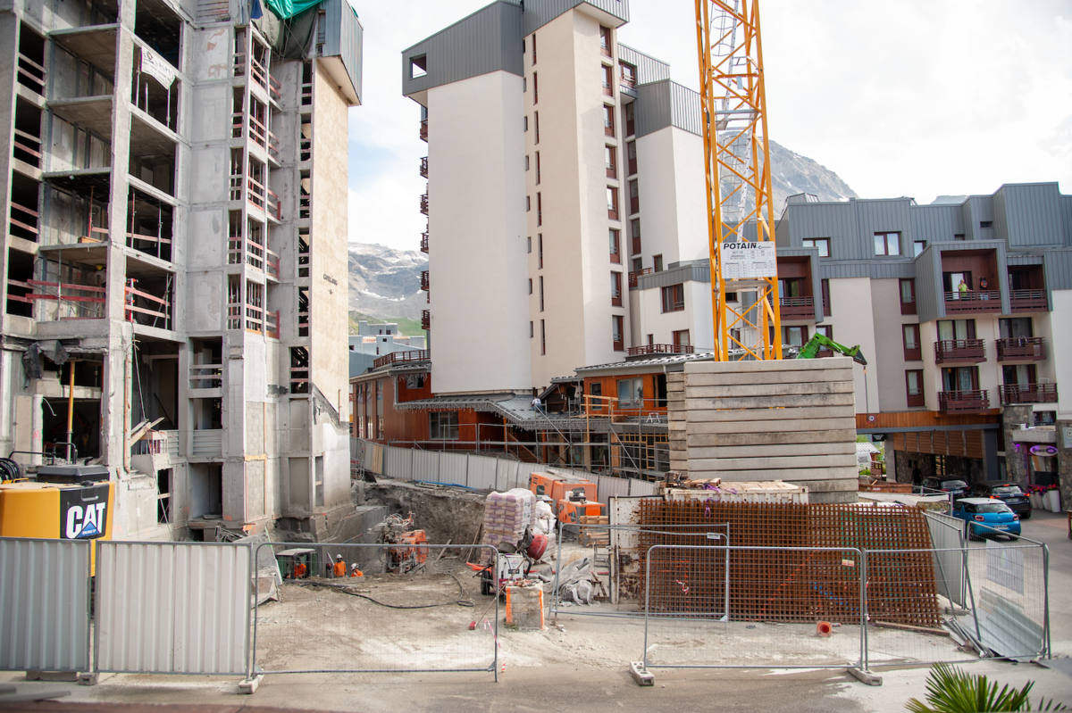 A Tignes, on table sur 30 ans de ski supplémentaires et on agrandit partout le nombre de lits... (juillet 2023) - © Reflets