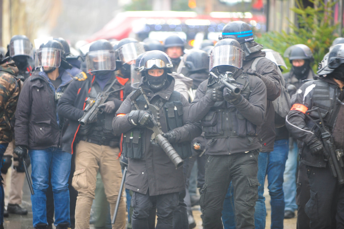Policiers en civil non identifiables, avenue des Champs-Elysées le 15 décembre - © Reflets