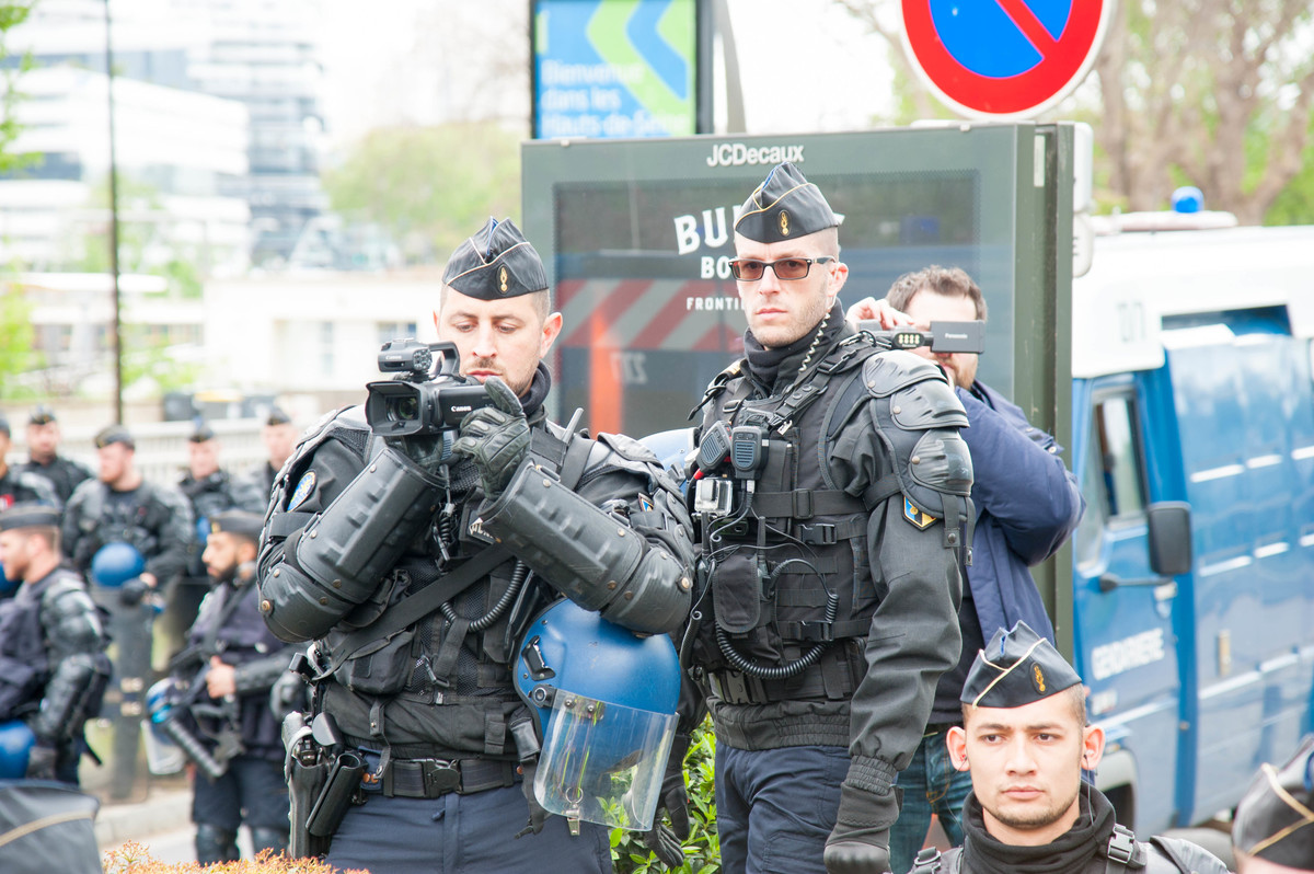 Ce samedi, une nouveauté, la police filme sous toutes les coutures les manifestants. Bien plus que d'habitude. - © Reflets