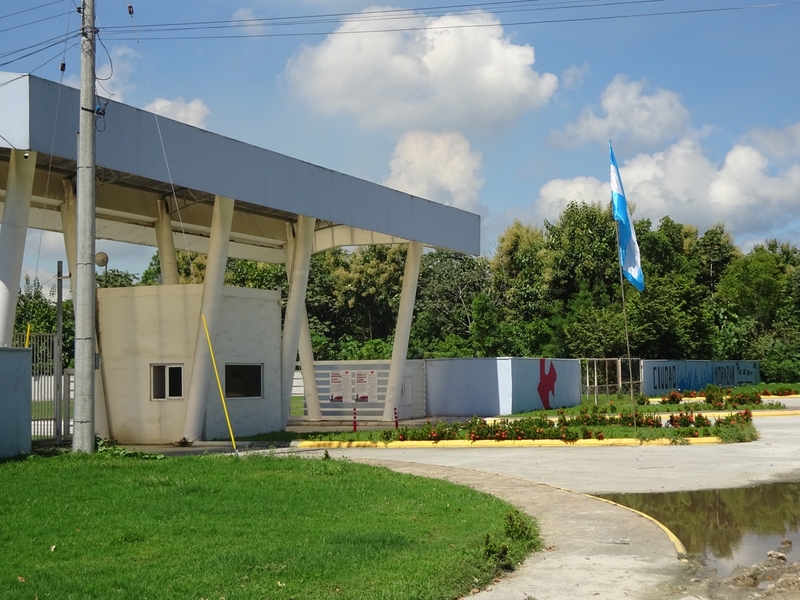 Portail sécurisé de Ciudad Morazan, près de Choloma, Honduras (aout 2024).  - Crédit : Hélène Roux - (DR)