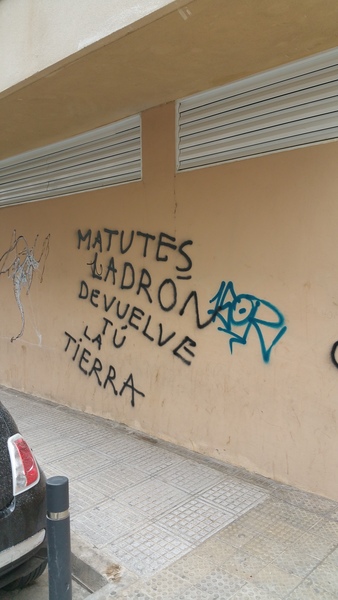 Graffiti dans la ville d'Ibiza : "Matutes, voleur, rends la terre"