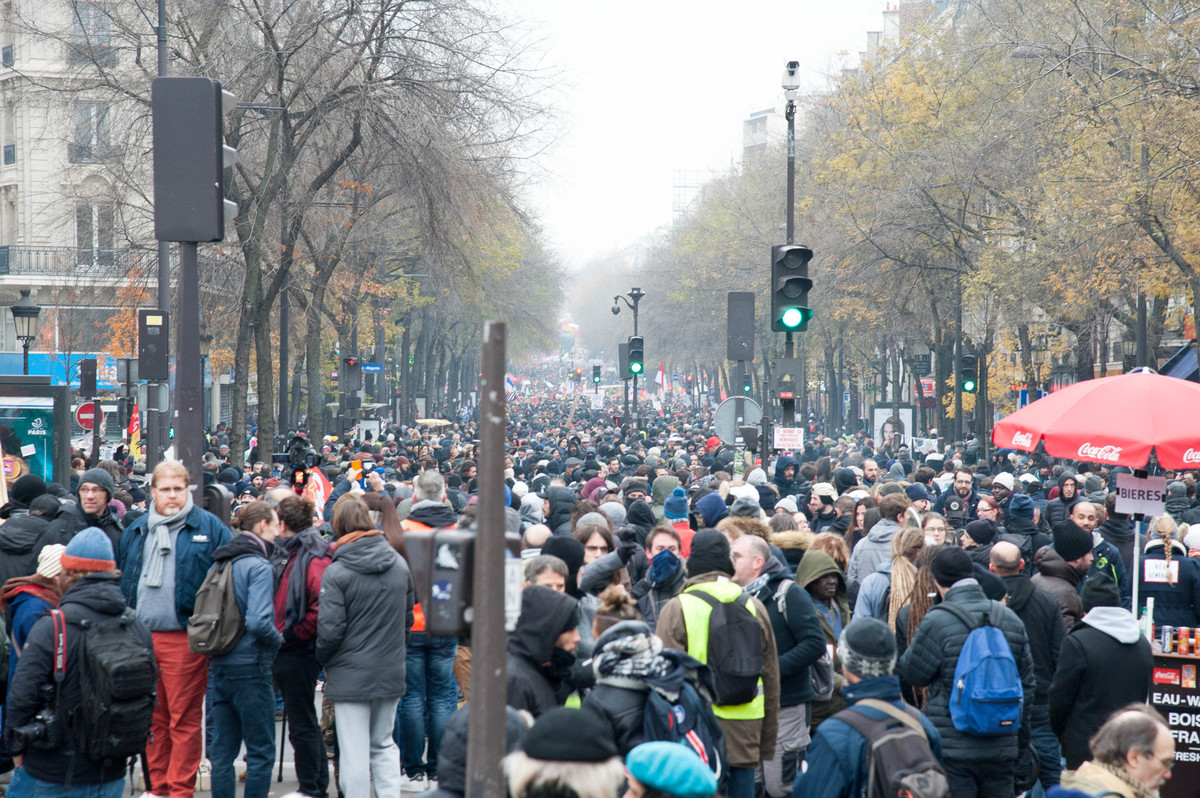 Vu depuis la Place de la République, le boulevard Magenta est plein. La manifestation n'a pas bougé d'un pouce. - © Reflets
