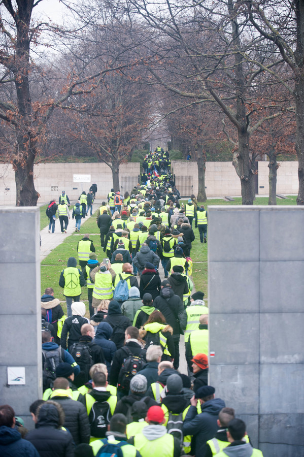 Au coeur du parc Jacques Prévert, les 10 manifestants parisiens recensés par le ministère de l'Intérieur entament leur marche vers Beaugrenelle. - © Reflets