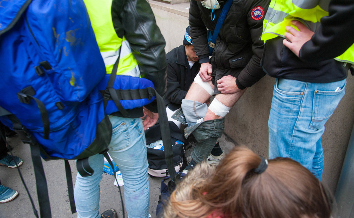 Une personne blessée aux jambes près de la Madeleine - © Reflets