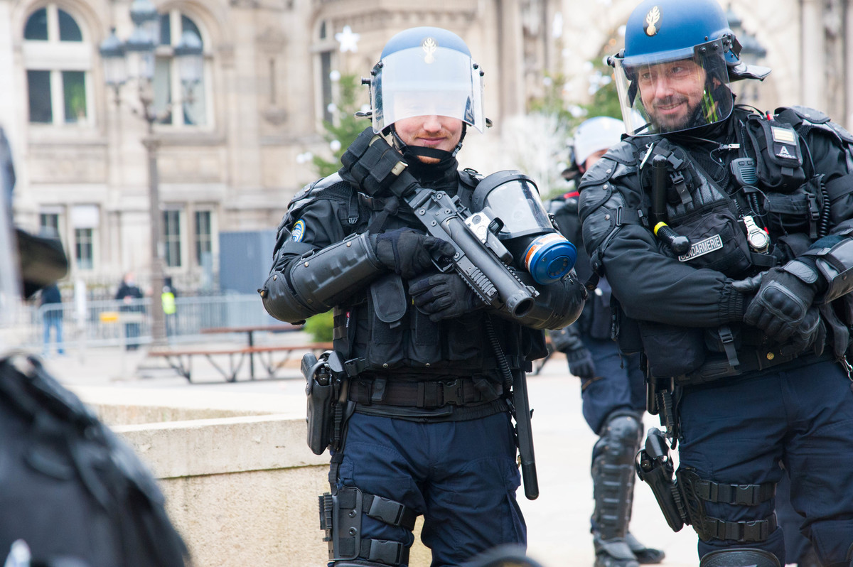 Devant la mairie de Paris, l'ambiance est détendue côté forces de l'ordre. Le calme ne va pas durer. - © Reflets