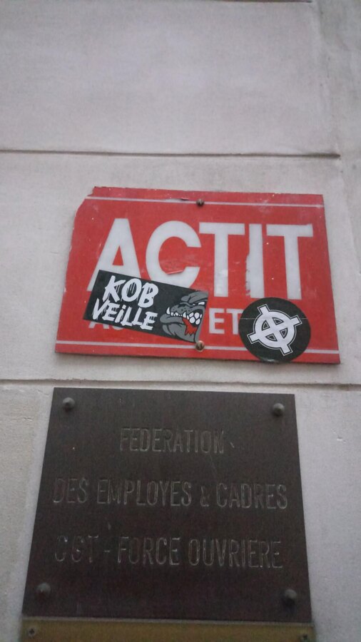 Autocollants laissés par des néonazis pendant leur attaque. - Young Struggle