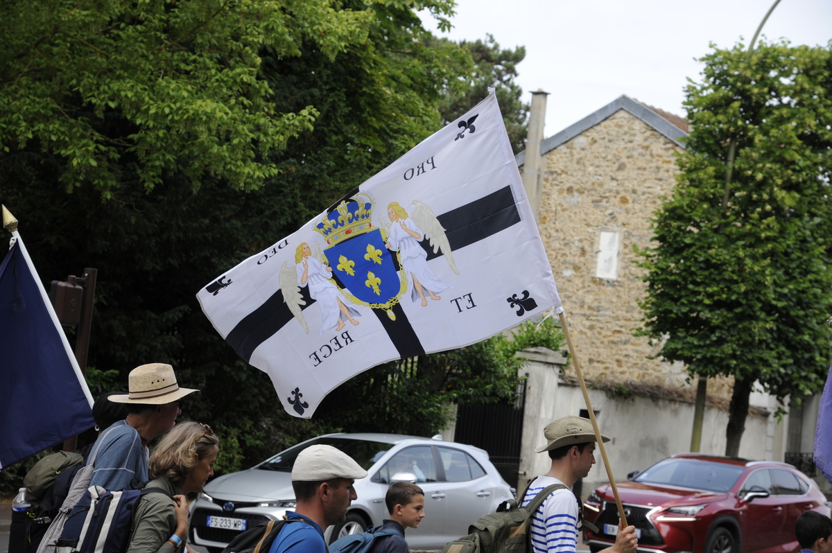 Drapeau à la devise religieuse et fleurs de lys  - © Reflets