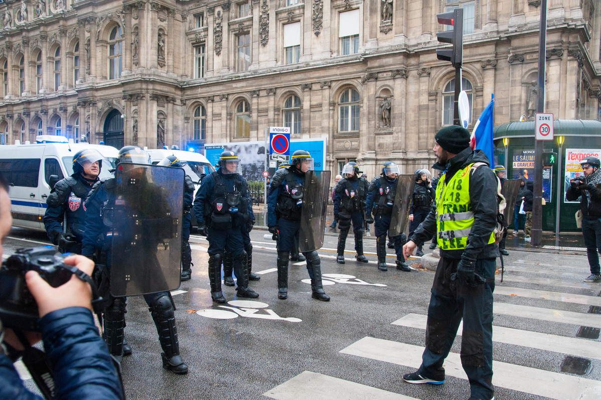 Comme souvent, les manifestants tentent de raisonner la police et de la rallier à leur cause. Peine perdue. - © Reflets