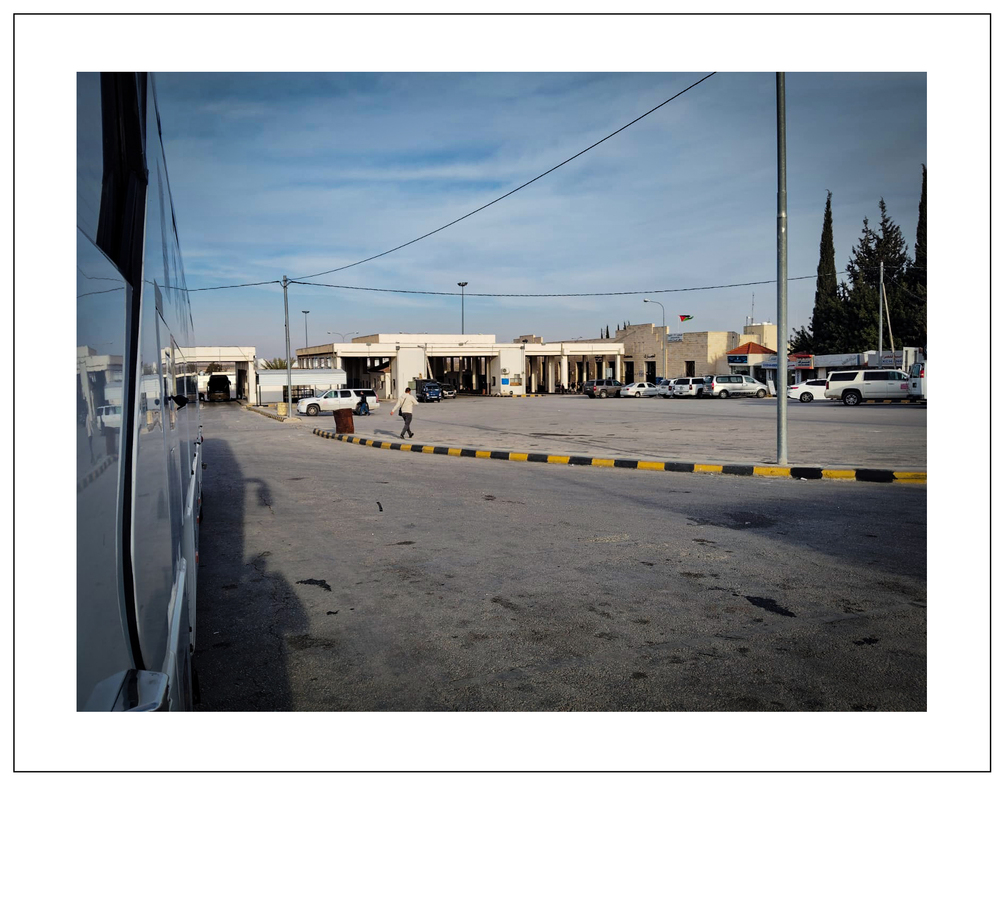 En sortant du bus à la frontière jordanienne, direction le bâtiment du contrôle des passeports - © Reflets