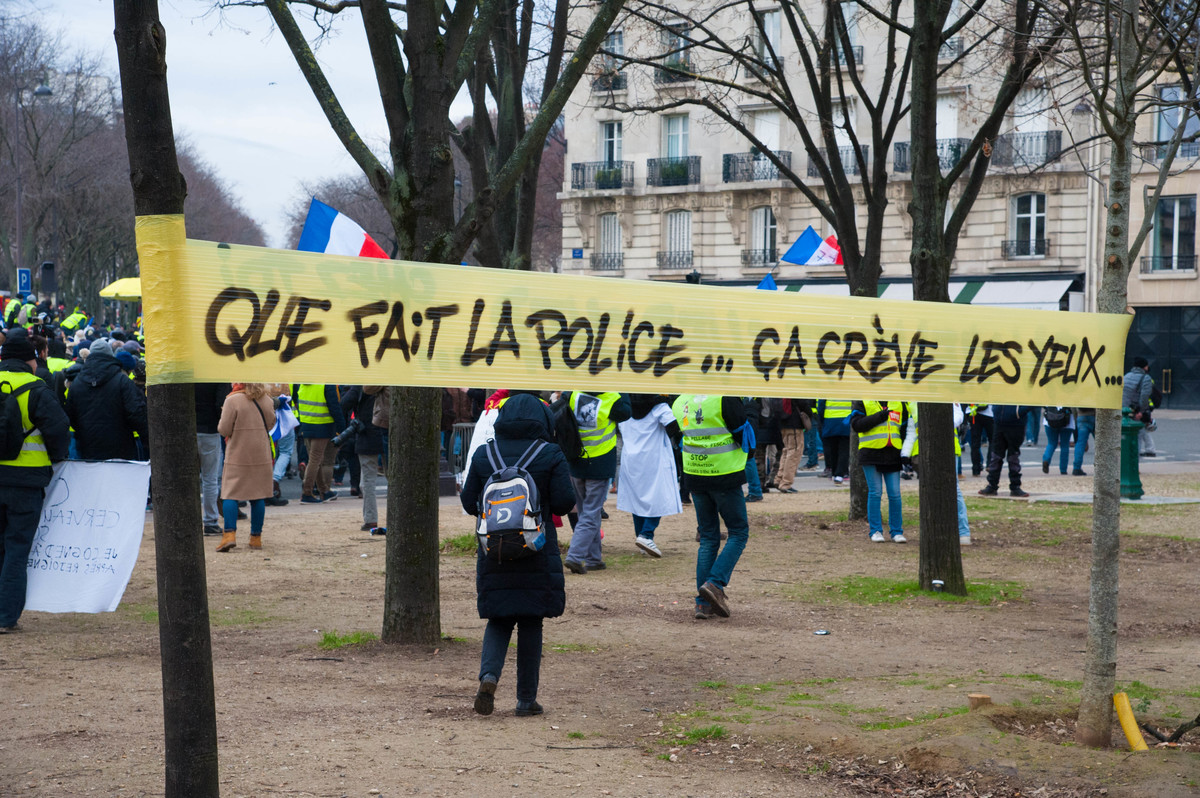 Avant le départ, aux Invalides, le message du jour est clair : protester contre les violences policières - © Reflets