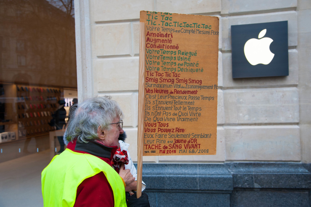 Devant l'Apple Store - © Reflets