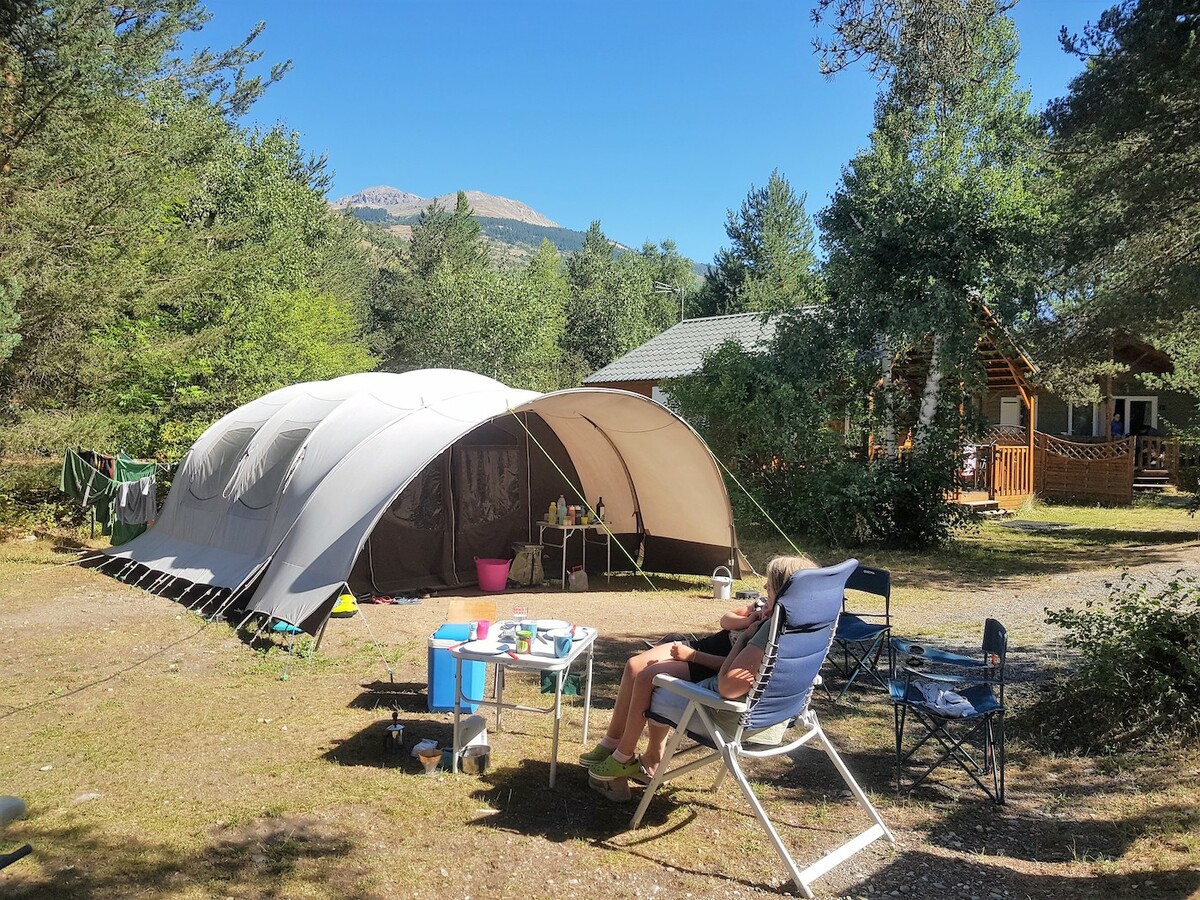 Photographie du camping de l’Iscle De Prelles dans les Hautes Alpes. - Olivier Lemercier / collectif Sauvons le vrai camping