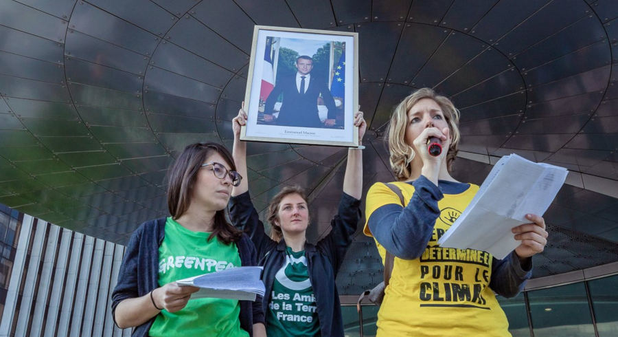 Macron effectuant son blocage de la tour EDF à la Défense en compagnie d'activistes climatiques - Alternatiba
