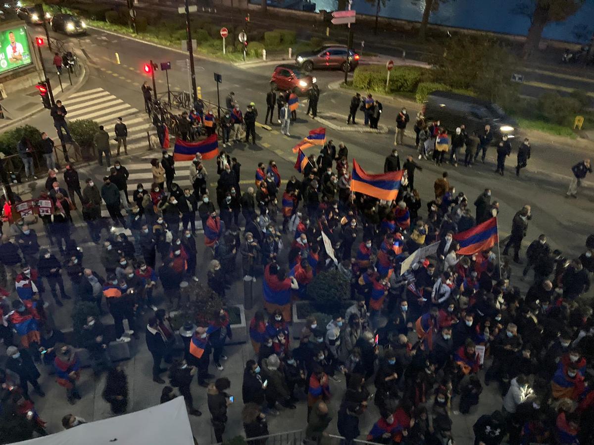 Manifestation arménienne devant le siège de TF1 pour protester contre la diffusion du reportage de Liseron Boudoul - D.R.