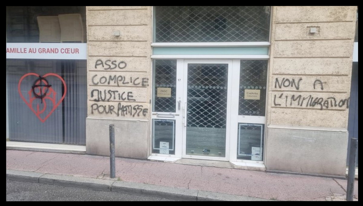 Tags sur la façade de l’association Famille Au Grand Coeur à Montpellier, mai 2023  - D.R.