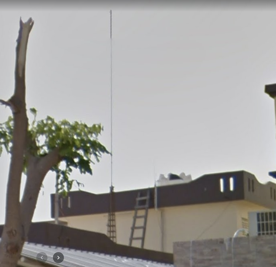 Un grande antenne sur le toit du bâtiment - Google Street View