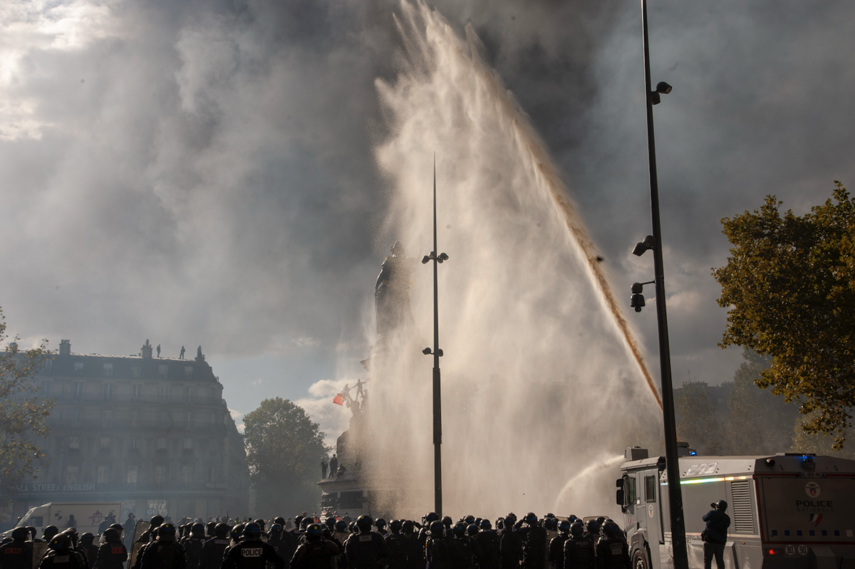 Et si l'on essayait de faire tomber les jeunes accrochés à la statue de la place de la République ? - © Reflets