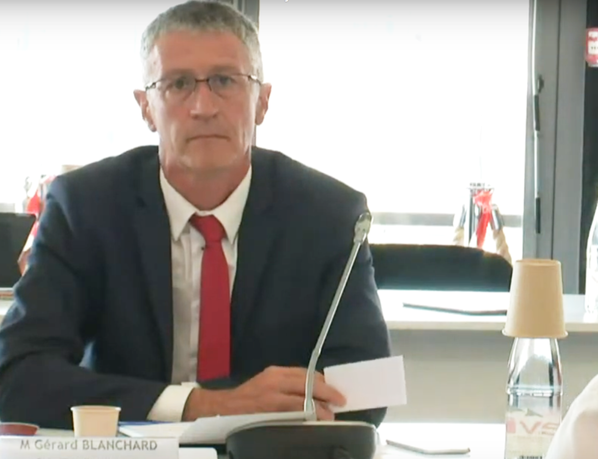 Mr Blanchard, scientifique reconnu, en lutte entre science et conscience.