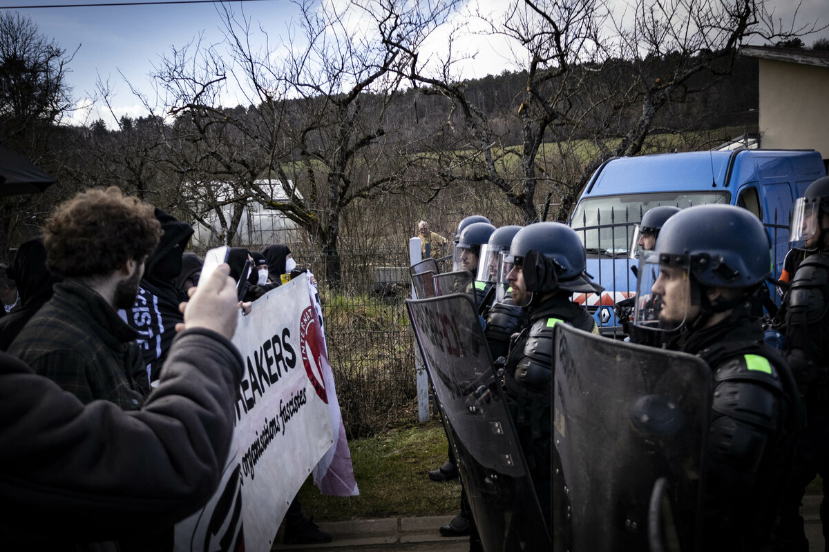 Face à face entre manifestant-es est gendarmes. ©Ricardo Parreira