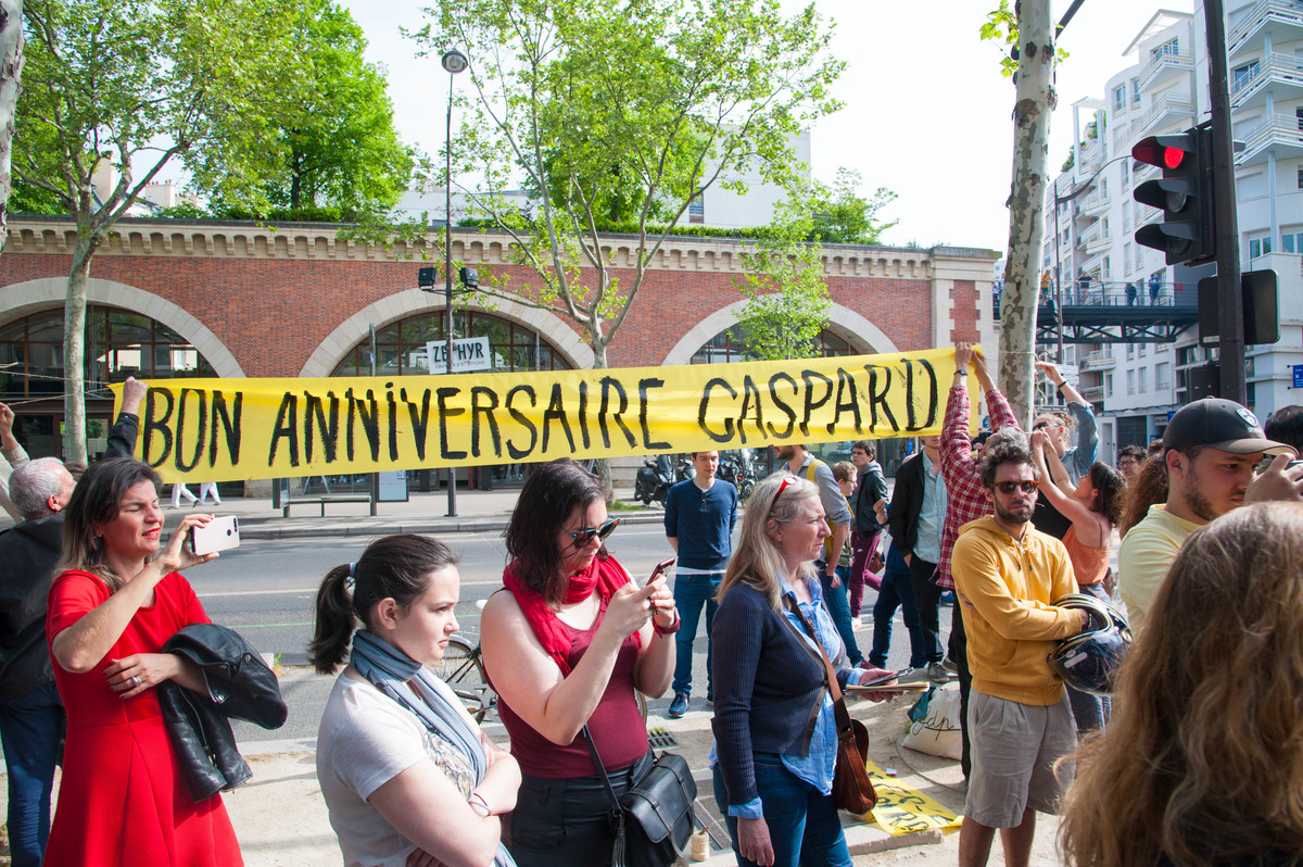 Une banderole est déployée : Gaspard Glanz fête son anniversaire en garde à vue. - © Reflets