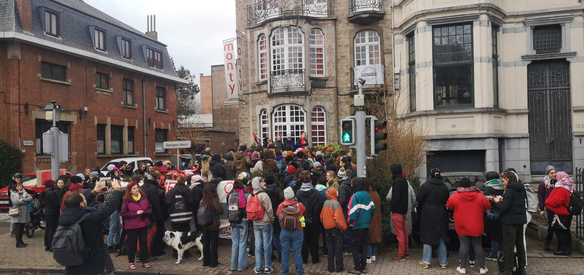 Malgré l'heure matinale, de nombreux soutiens sont venus au 101 du boulevard Brand Whitlock pour soutenir ces femmes menacées d'expulsion. - © Reflets