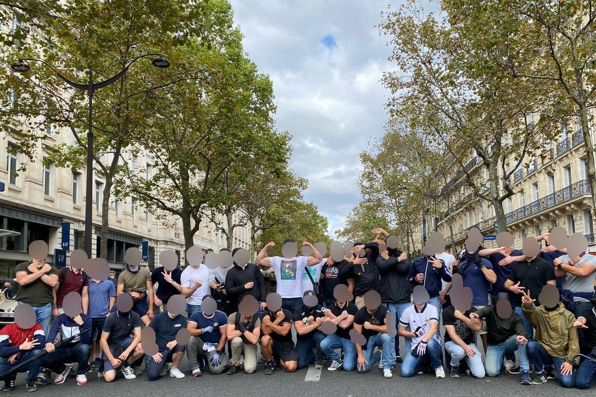 Le groupe des Zouaves Paris après une descente en ville en 2021. - 2025 - © Reflets